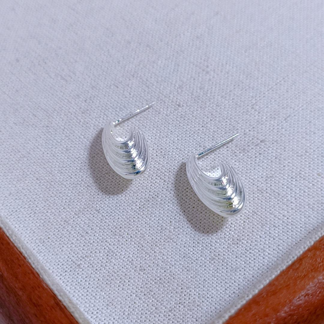 

Сережки Temperament High Sense Qingdao Jewelry Retro Luxury Earrings Wholesale Exquisite Niche Earrings.