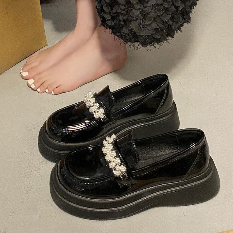 

Маленькие кожаные туфли в британском стиле женские весенние новые французские жемчужные с юбкой круглый носок платформа-маффин лоферы одинарные туфли 40 чёрный