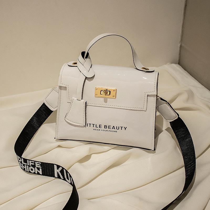 

Новая модная женская сумка-мессенджер, трендовая роскошная сумка, женская гладкая косметичка, модная женская сумка-мессенджер с цепочкой на одно плечо 17 x 13 x 6 cm белый