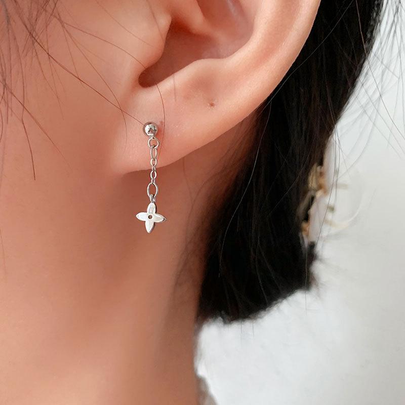 

Четырехлистный клевер маленькие серьги серебряные серьги новый стиль модный японский и корейский темперамент чтобы показать стройное лицо