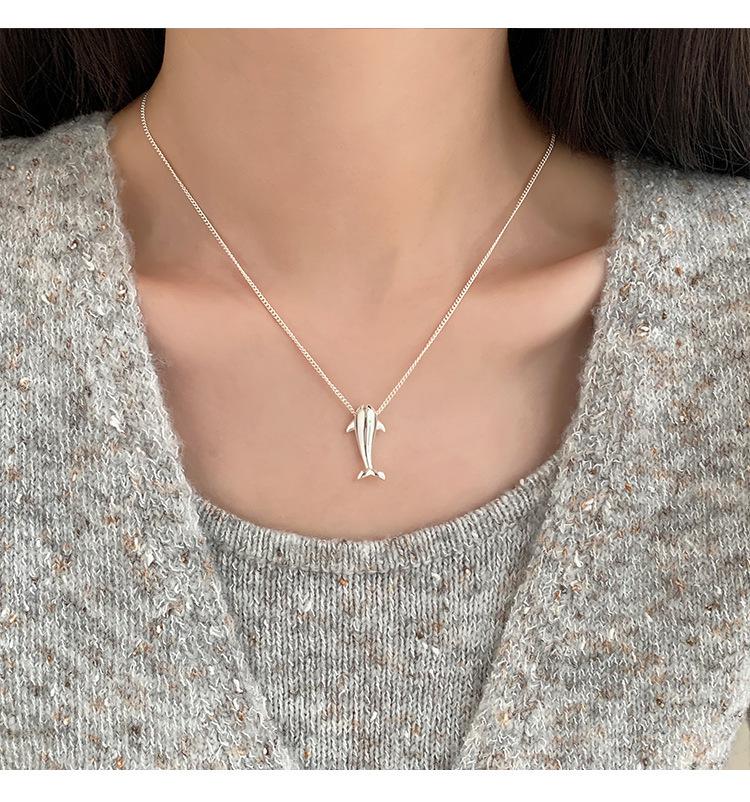 Cartoon Dolphin Pendant Necklace for Women - Small, Lightweight, Fashionable, Niche Design, High-End Clavicle Chain.