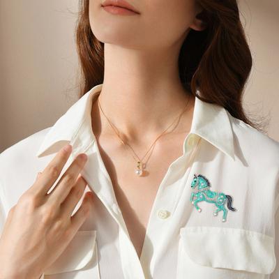 Spilla a Spilla Cavallo al Galoppo Smalto Strass Borchiata Spilla Zodiaco Cinese Anno del Cavallo Spilla Decorazione Abbigliamento