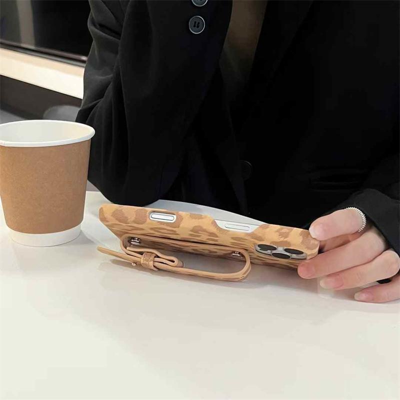 Luxury Leopard Print Wristband Holder Phone Case For iPhone 16 15 14 13 12 11 Pro Max Shockproof Cover