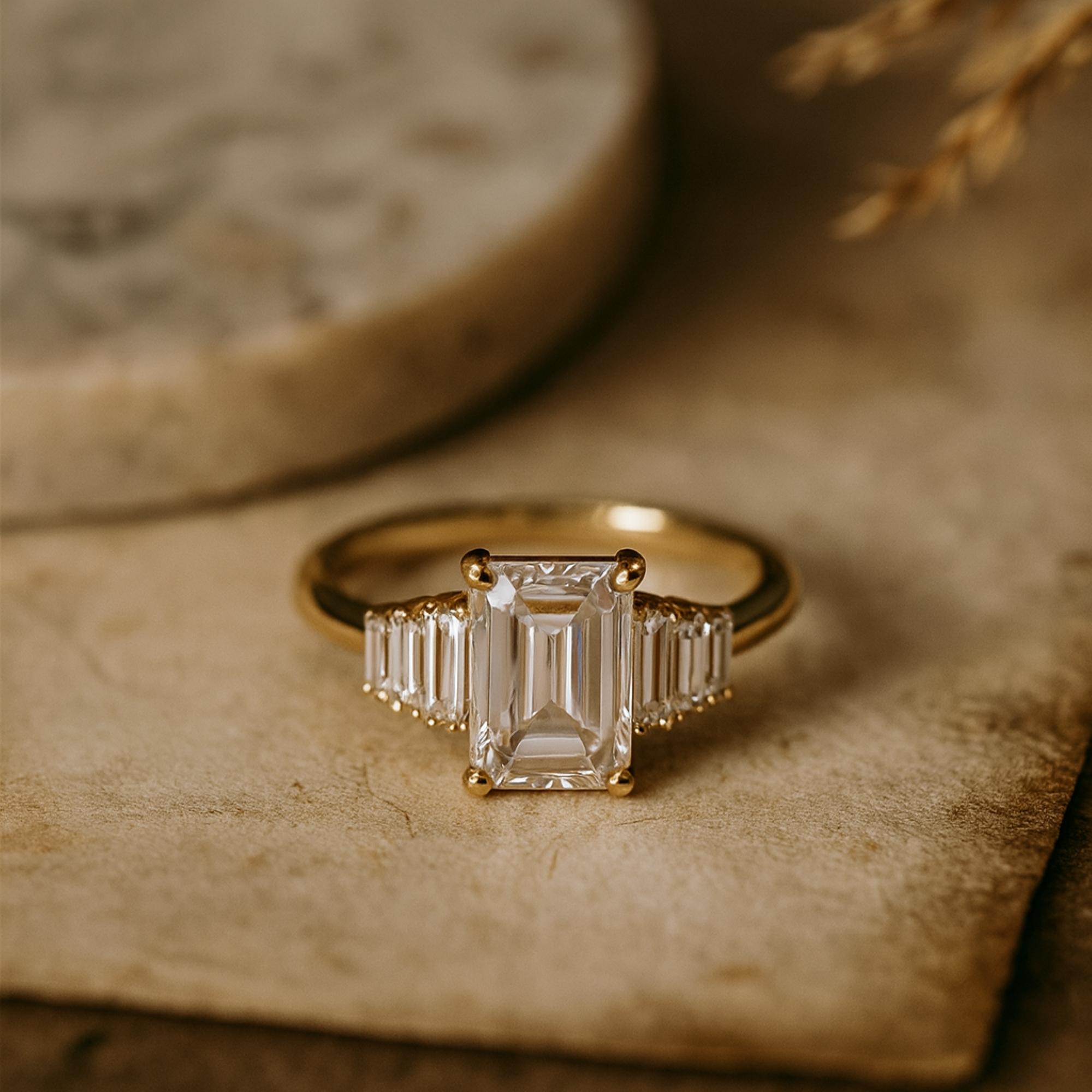 

Помолвочное кольцо с кубическим цирконием изумрудной огранки и акцентами из багетных циркониев – Позолоченное желтым золотом серебро 925 пробы, свадебное украшение, подарок для нее Q