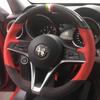 IMKC9 Housse de volant de voiture en daim antidérapante cousue à la main Ajustement parfait à 100 % pour Alfa Romeo Giulia 2016-2019 Stelvio 2017 Pièces automobiles