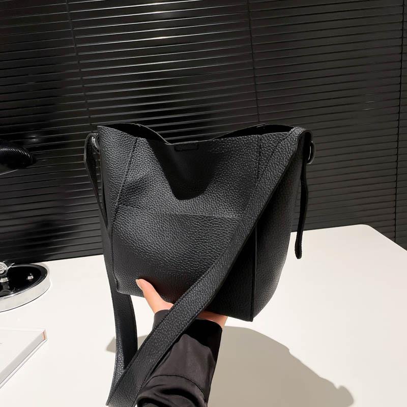 

Stylish Fall Bucket Bag For Women In Black Brown Khaki White With Trendy Design And Large Capacity For Daily Use чёрный