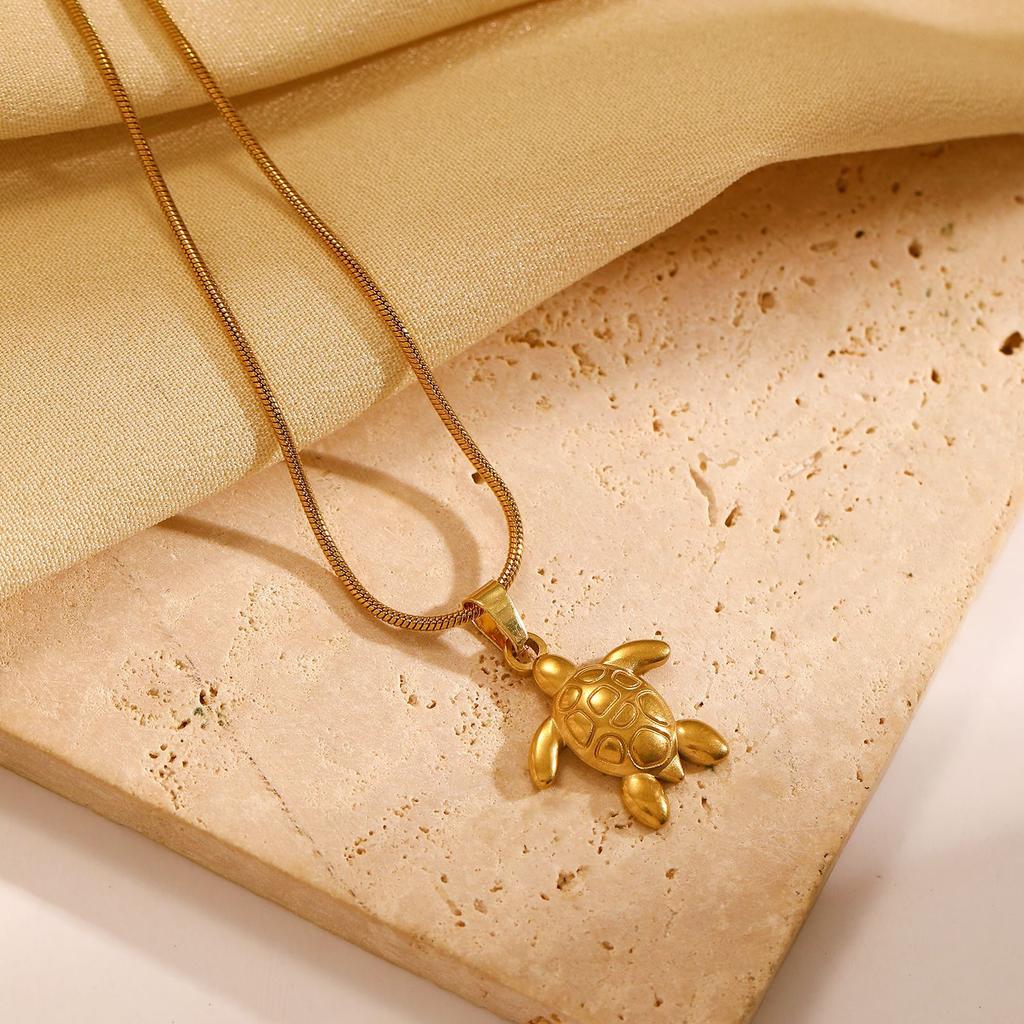 Amazon Beauty Hot-selling Stainless Steel Small Fish Pendant Necklace Personality Fashion High Quality Simple Fish Clavicle Chain