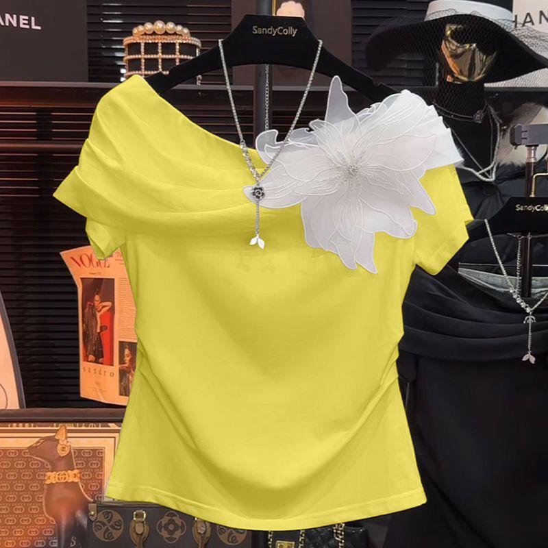 All-match Design Light Luxury Short-sleeved T-shirt for Women with Floral Fashion and Chic Style