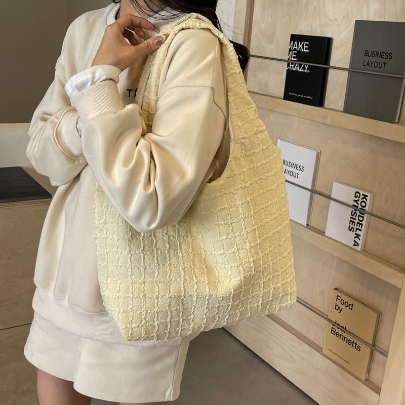 Fashionable Women's Tote Bag With Spacious Interior Versatile Everyday Carry Canvas Purse