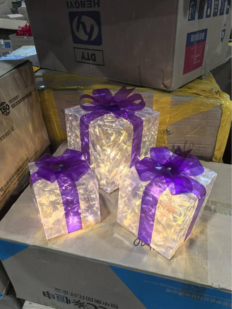 Luminous Cat Eye Christmas Gift Box Decoration for Shopping Malls