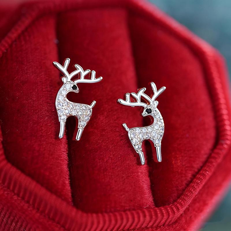 Simple and cute deer stud earrings for women, elk Christmas ornaments, Christmas style Korean version of new earrings