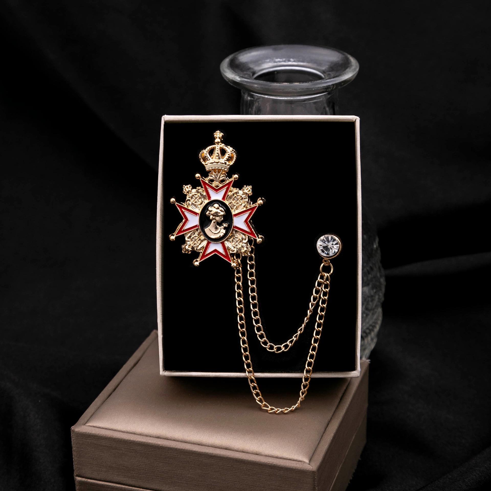 

Мужская брошь-корона с двойной кисточкой-цепочкой и стразами