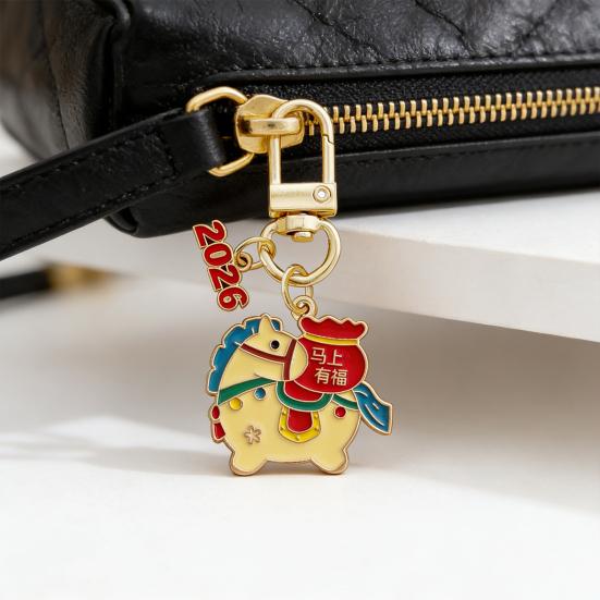 Schlüsselanhänger-Anhänger mit Metall-Federverschluss Buntes Emaille Jahr des Pferdes 2026 Schlüsselanhänger Segen Reich Friedlich Schlüsselring Neujahrsgeschenk