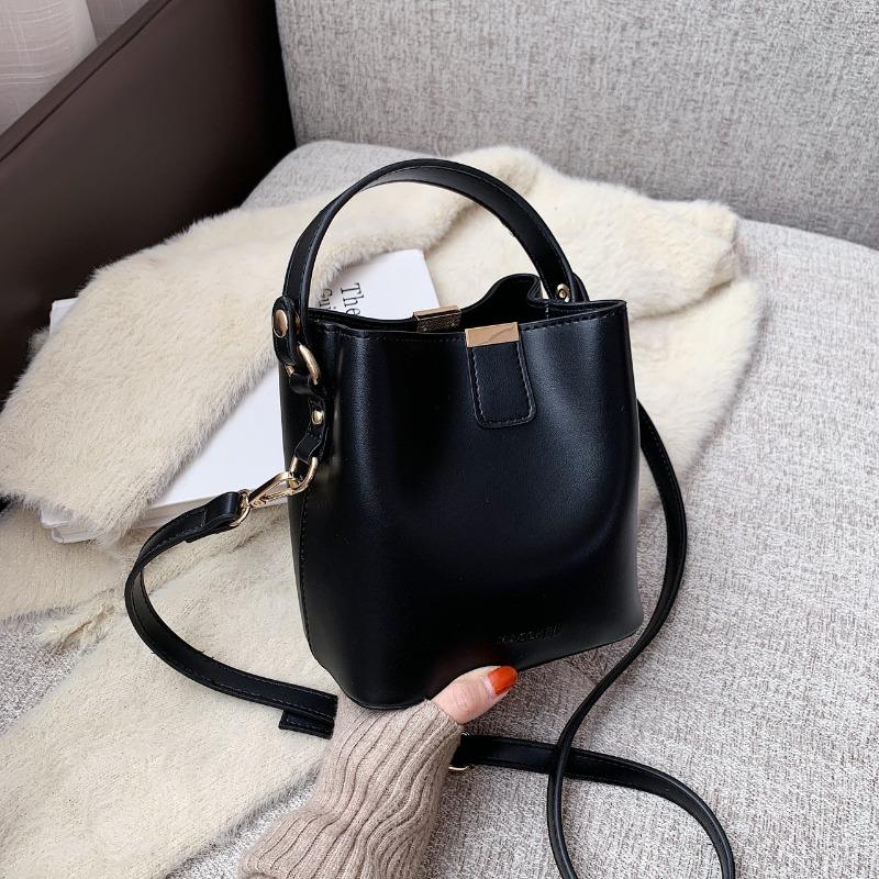 

Popular small bag women s new trendy fashion autumn portable bucket bag feeling simple shoulder messenger bag чёрный