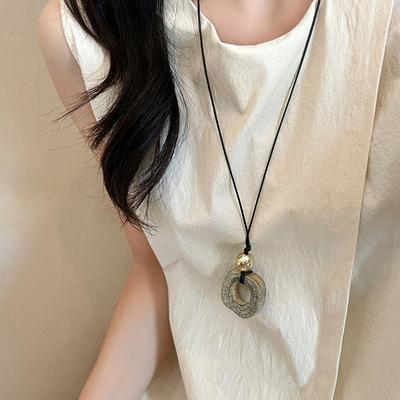 Collana con ciondolo tribale in legno fatto a mano, collana in resina unica, collana lunga con corda adatta per uomini e donne, regalo