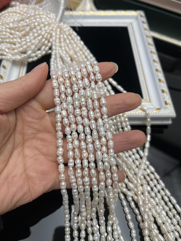 1 Strang Mini Weiße Natürliche Muschel Perlmutt Perlen, Boho Handgemachte Reisperlen, 2,8-3,2mm, für DIY Schmuckherstellung, 36cm, Niedrige Qualität Aber Preiswert