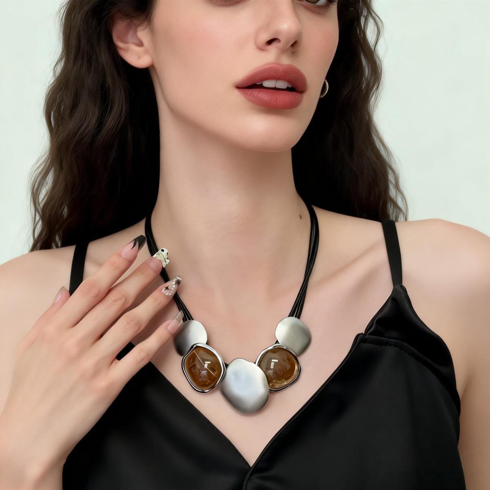 1 Piece Resin Alloy Geometric Leather Cord Clavicle Chain, Niche Personality Style, Suitable for Daily Wear / Party Accessories