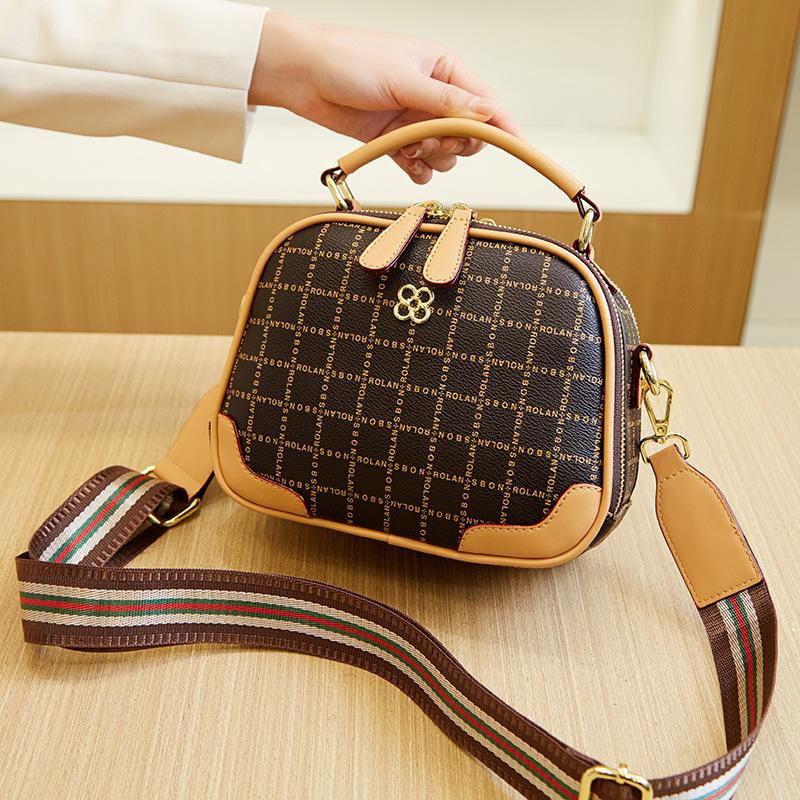 Trendy women's handbags 2026 new fashion small round bag with a high-end, stylish, versatile design for shoulder or crossbody wear, manufacturer