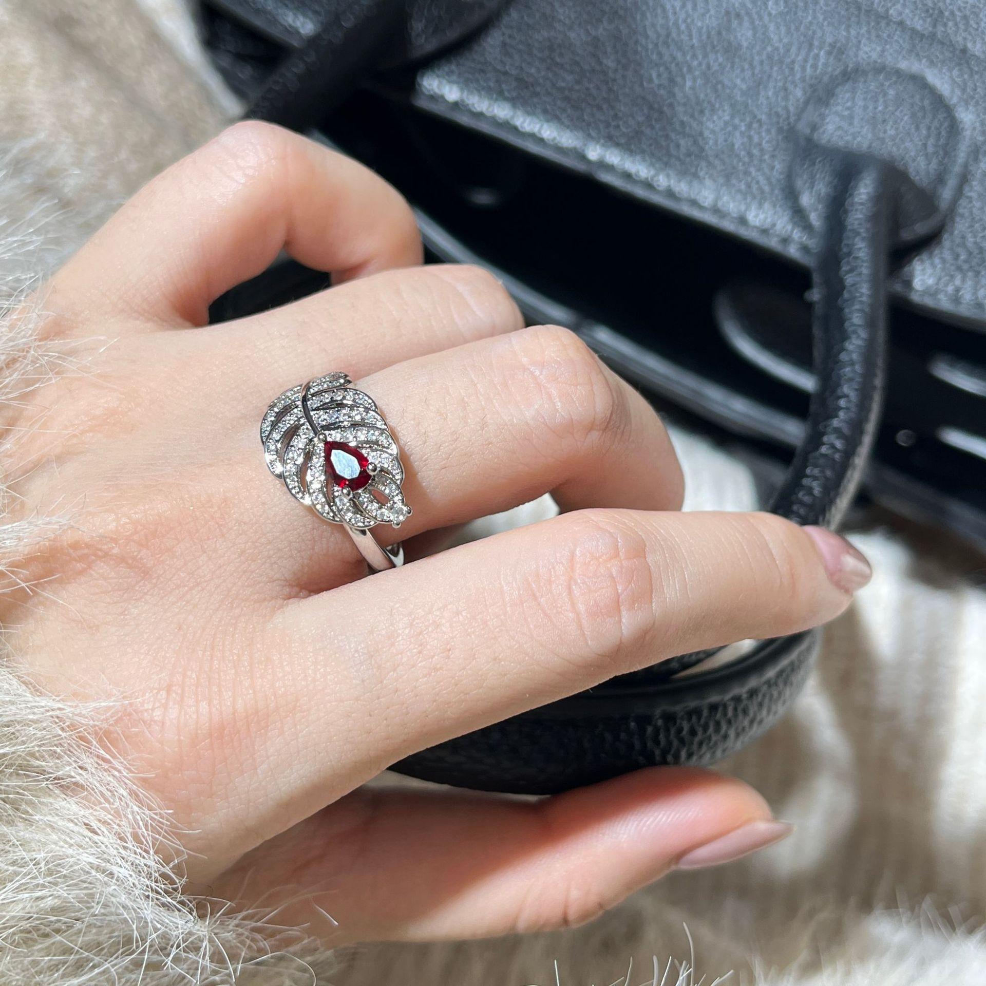 

Рубиновый набор Изысканное кольцо с перьями Женское Открывающееся Слегка инкрустированное бриллиантами Темпераментное Элегантное кольцо Придворный стиль Opening adjustable