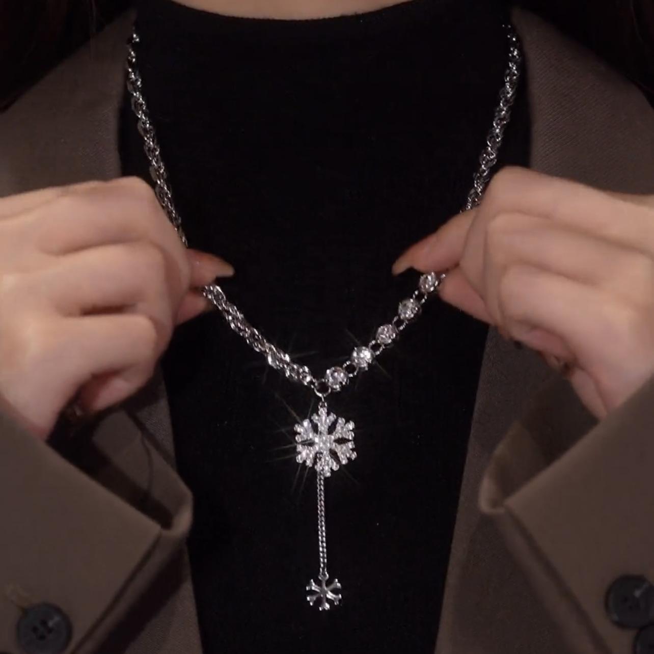 Diamond-Encrusted Snowflake Letter Necklace Women S Fashion Cold Wind Necklace Design Sense Autumn And Winter Sweater Chain Matching