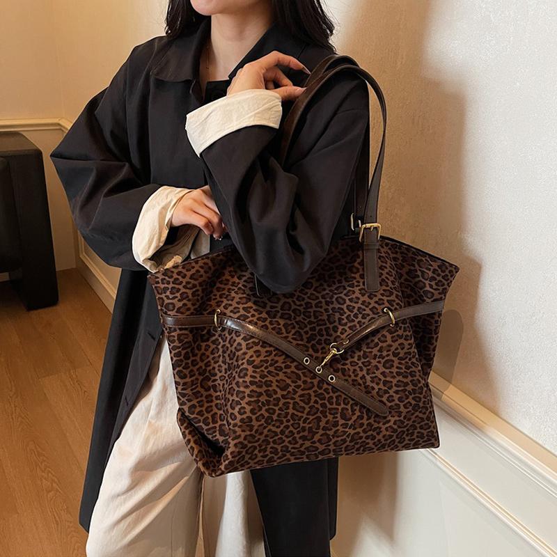 New Leopard Print Canvas Bags Popular Europe America Large Capacity Tote Bags Versatile Commuter Stylish Personal Shoulder Bags