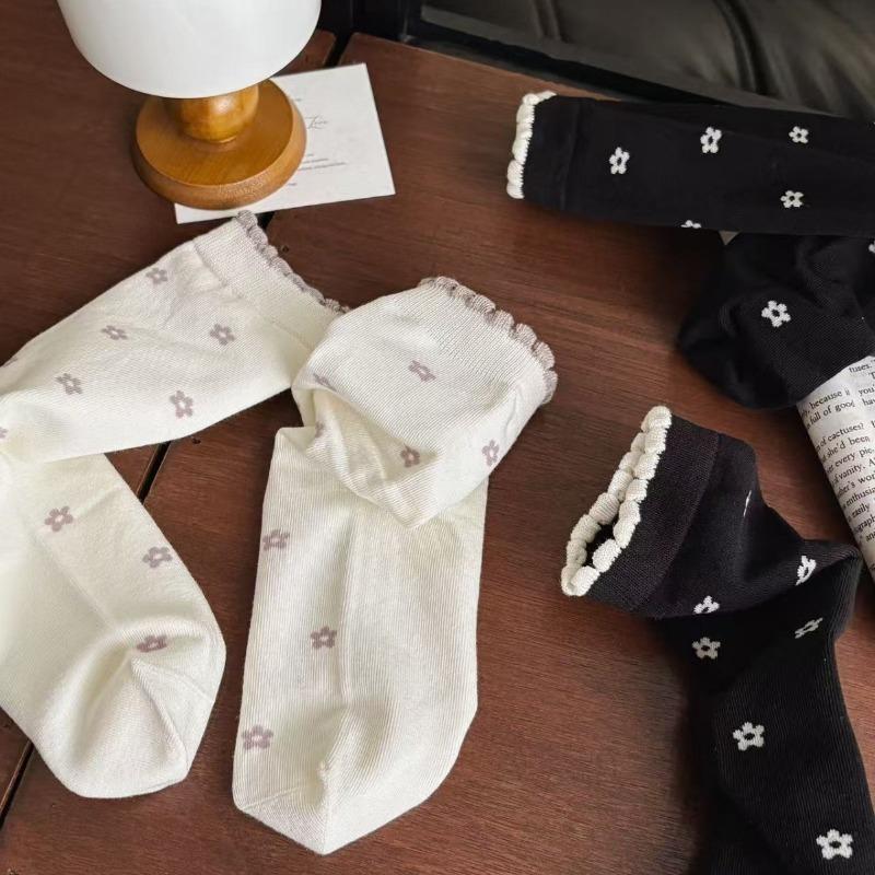 Female Spring and Autumn Floral Contrast Color Lace In The Tube Pile Pile Cotton Socks