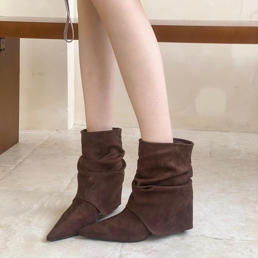 High version 2025 autumn and winter new pointed leather sole velvet large size pleated medium tube low heel short boots leather single boots women