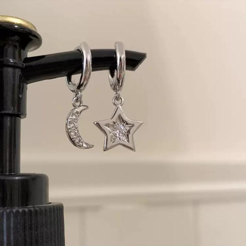 

Niche design ins cold wind asymmetrical star and moon stud earrings temperament versatile high-end ear buckle earrings women