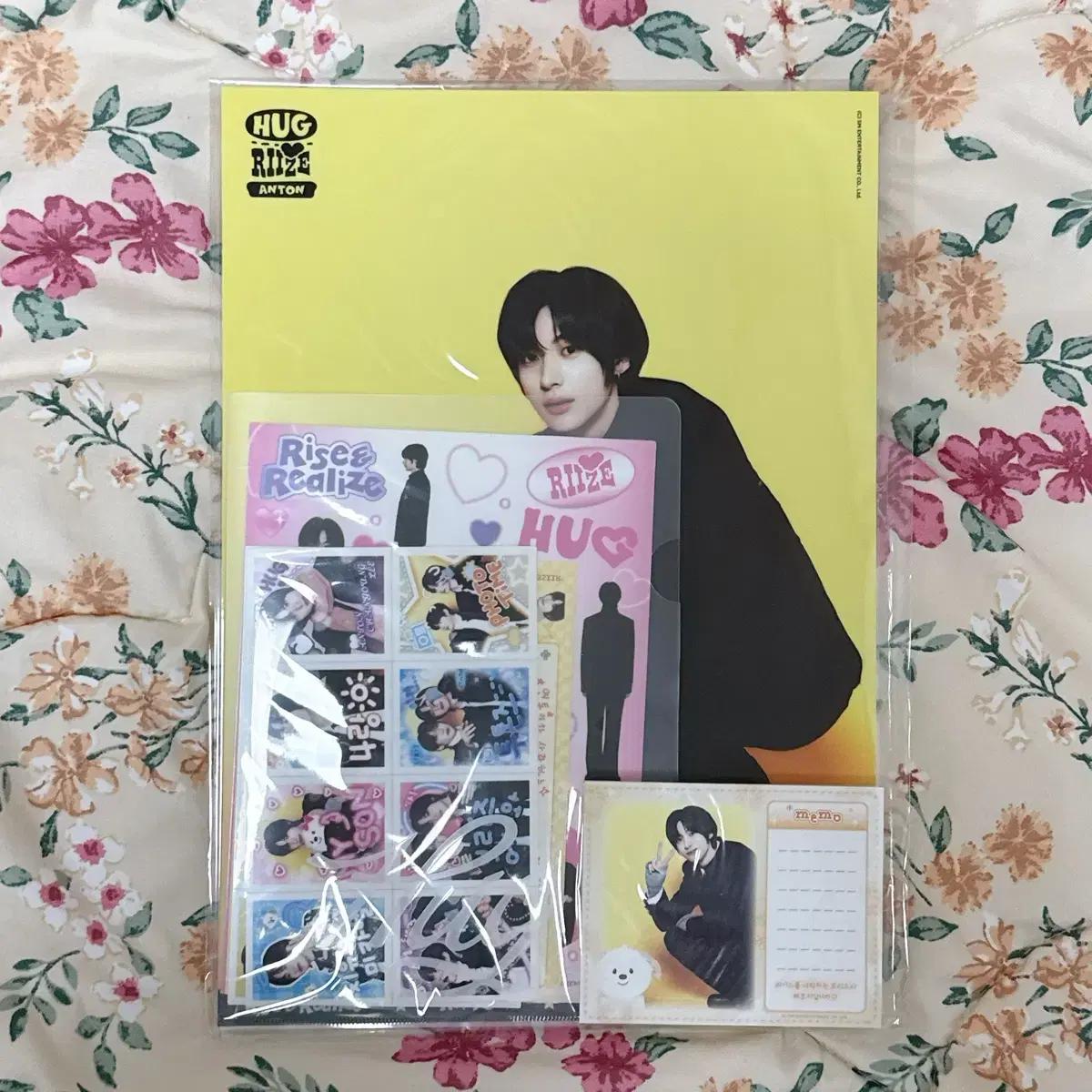 

Riize Chanyoung Hug Special Stationery Set