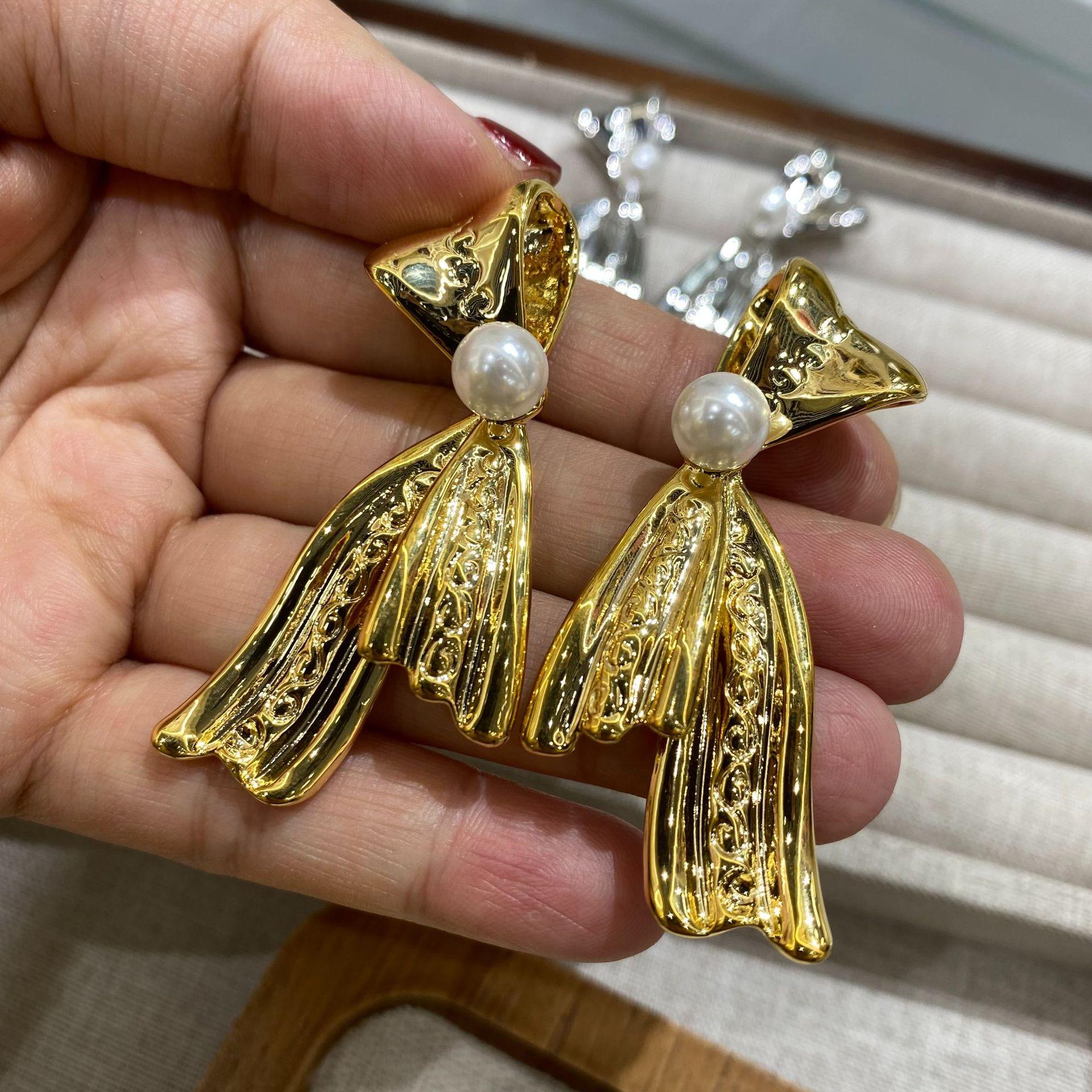 

Wind French Metal Bow Pearl Earrings Premium Femininity Cold Wind Ear Jewelry