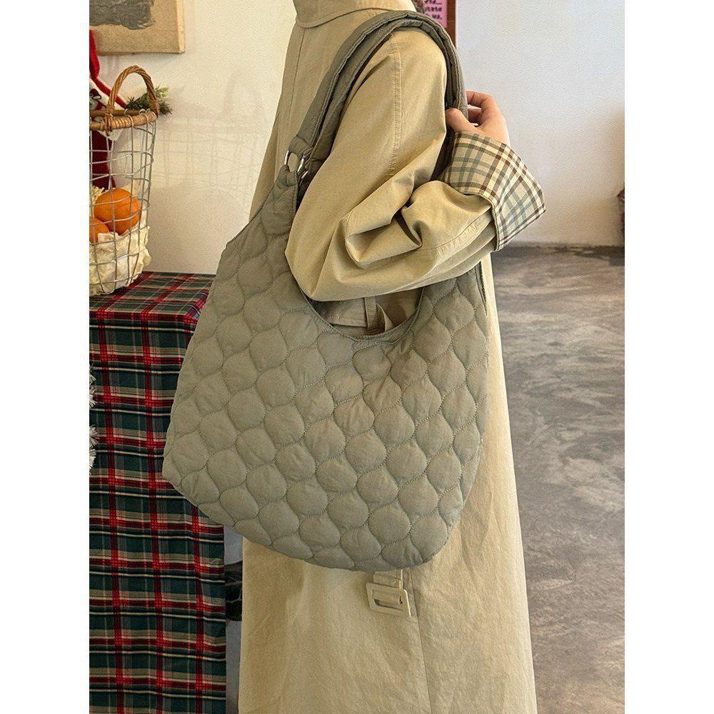 Tragetasche - Große Einzelschultertasche für den Freizeitgebrauch, mit einer elastischen Öffnung an der Seite für einfachen Zugriff.