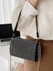 Mała torba crossbody w stylu ulicznym, wykonana z pluszowego materiału, z zamknięciem na zamek błyskawiczny, na co dzień