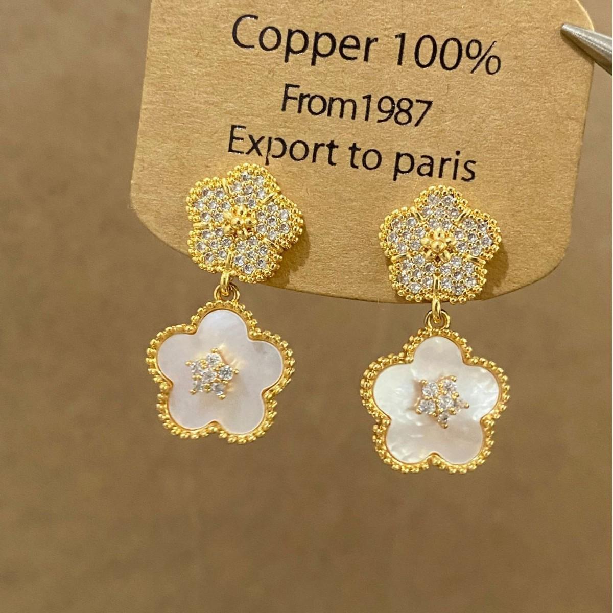 Exquisite French Shell Flower Pendant Earrings with Cubic Zirconia – Elegant and Sweet Flower Stud Design for Women.