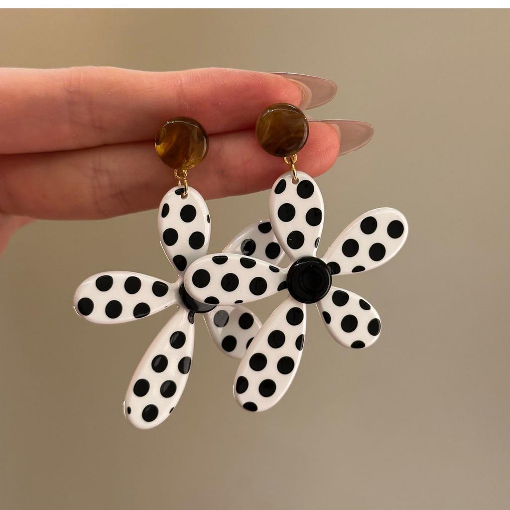 French Retro Silver Needle Round Flat Round Resin Fringed Earrings Light Luxury High-end Earrings Versatile Earrings