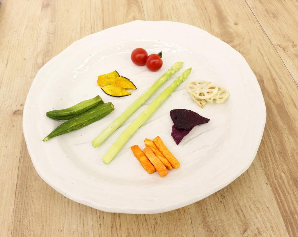 Mino Ware Japanese Cafe Series [Four-legged Round Large Plate] White (Size: 31cm H X 31cm W X 5cm D)