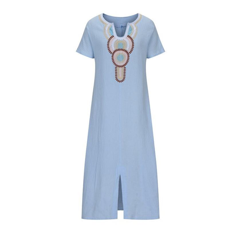 Φόρεμα με κέντημα και σχισμές