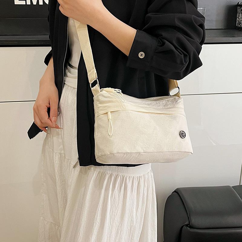 Korean version of fashion women's niche commuter small backpack 2025 new casual and lightweight shoulder messenger bag daily bag