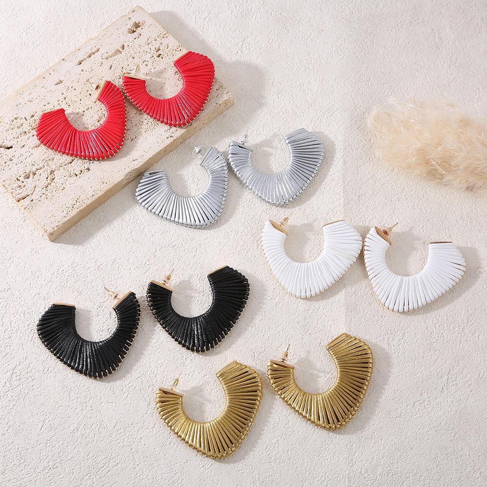 Exaggerated Retro C-Shaped Maillard Weave Stud Earrings: Light Luxury with a High-End, Sophisticated Temperament