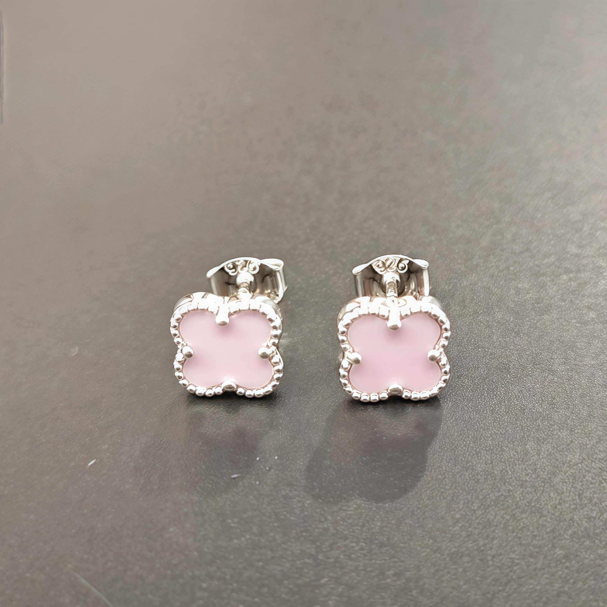 

Серьги-гвоздики из серебра 925 пробы с разноцветными четырьмя листьями и платиновым малахитом 7 мм фиолетовый