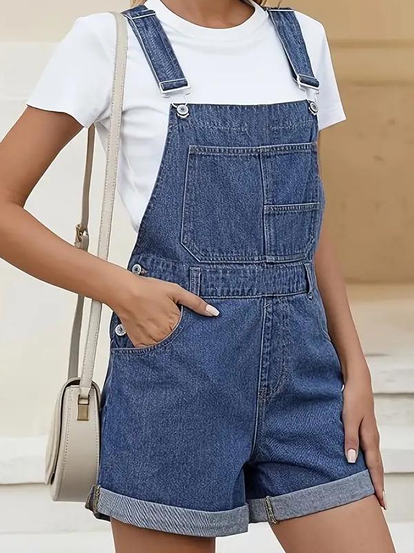 Damskie sprane niebieskie dżinsowe ogrodniczki z regulowanymi ramiączkami i podwiniętymi nogawkami