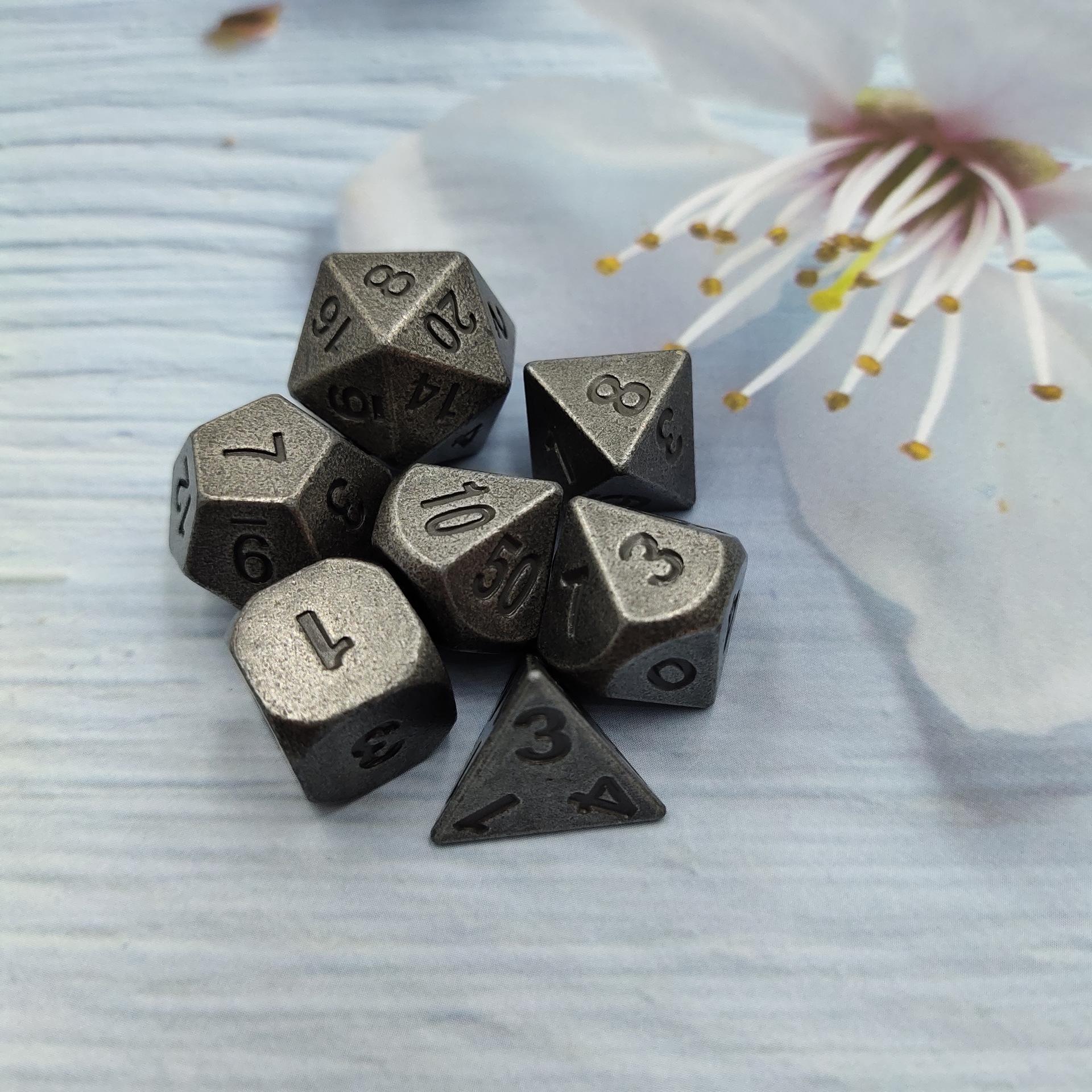 

Металлические многогранные игральные кости с блестящим черным корпусом и темно-зелеными цифрами. Игральные кости из цинкового сплава с металлическим корпусом. темно серый