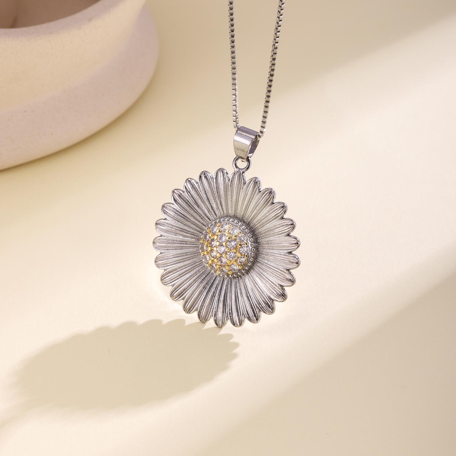 

Nidin Light Luxury Textured Daisy Flower Necklace Cubic Zirconia Pendant Vintage Old Money Style For Women Daily Party Jewelry серебряный