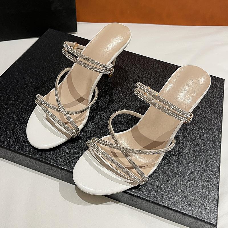 

Туфли на высоком каблуке женская верхняя одежда 2025 года новая европейская и американская мода толстый каблук кристалл высокий каблук прозрачный слово с классными тапочками для женщин 35