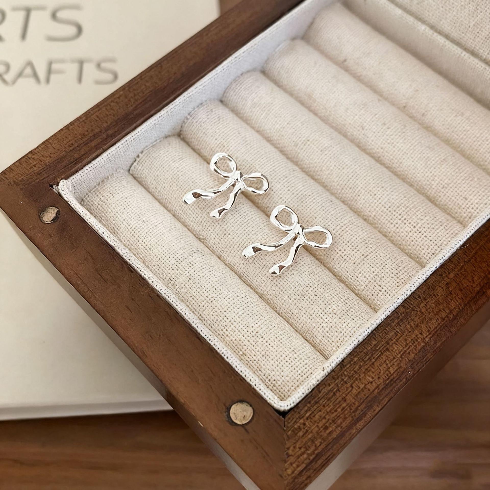 

Серьги-пусеты в виде бантиков в корейском стиле для женщин - Простой, универсальный дизайн для повседневной носки