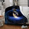 FC Madrid Emblem Flanelldecke, Weiches Polyester, Modernes Design, Ganzjahres für Camping, Reisen, Geschenke für Feiertage oder Geburtstage