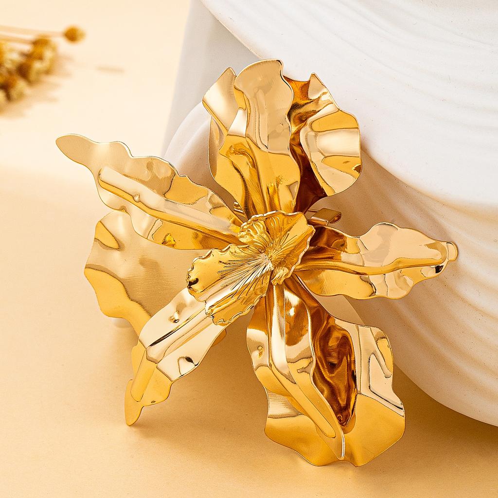 A Brooch for Women with Stereo Exaggerated Flowers, a Brooch That Can Be Selected In Various Colors, Suitable for Vacation and Street Photography