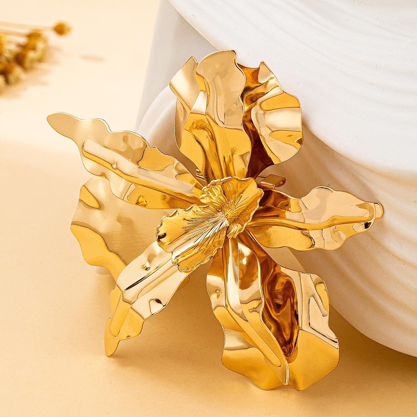 

A Women s Brooch with Three-Dimensional Exaggerated Flowers in Various Colors to Choose From, Suitable for Vacation and Street Photography