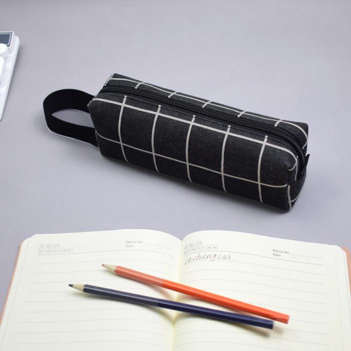 

Le Cai Large Capacity Unisex Pencil Case for Students - Simple and Portable Design