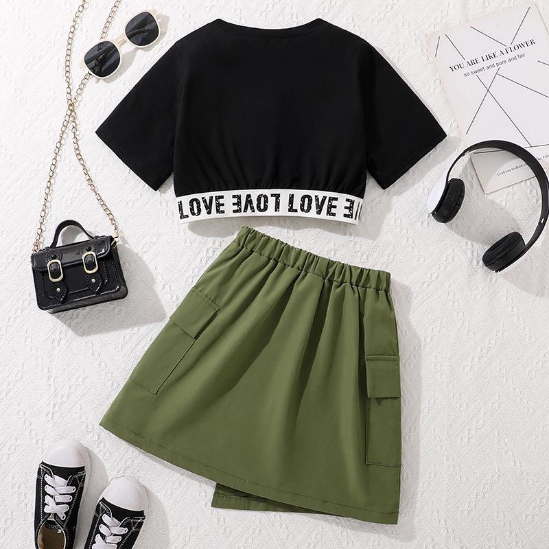 2025 Sommer Mädchen Rock & T-Shirt Set: Koreanischer Arbeitskleidungsstil mit Tasche und Buchstaben-Detail