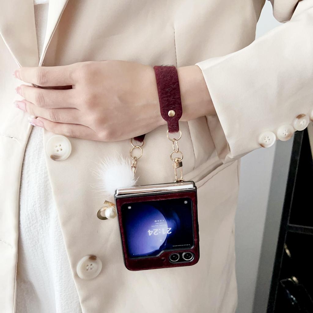 Capa de Celular Samsung Z Flip Pelo de Vison com Bola de Pelúcia DIY para Modelos 3-7